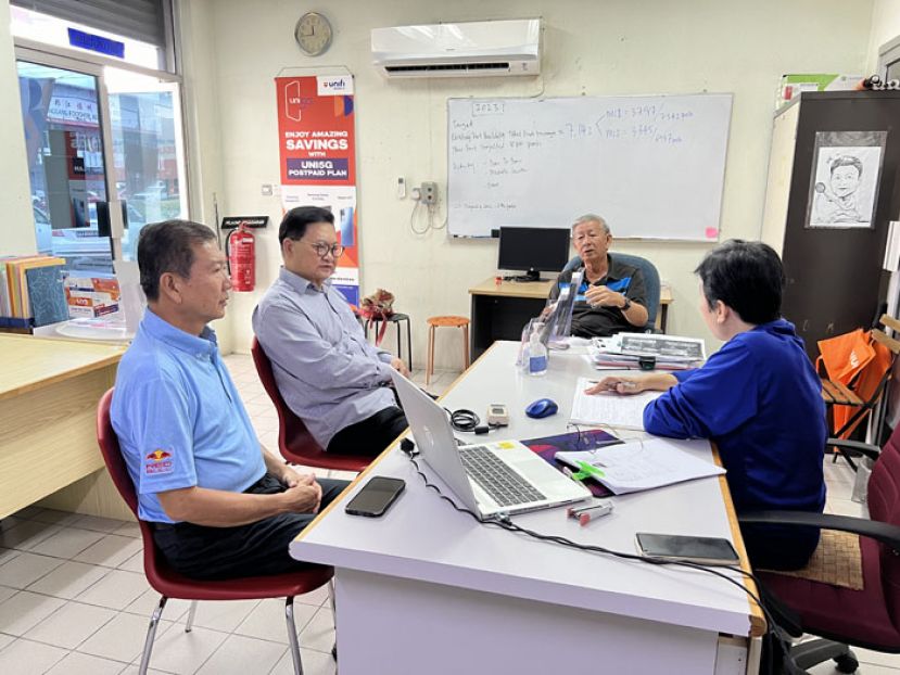 拿督吴标生、甲必丹陈崇波和副主席拿督刘泍俊到指斯里阿曼TMPoint销售服务台了解该公司突然关闭服务办公室与缴付账单柜台情况。