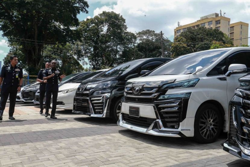 警方展示取回的克隆豪车。