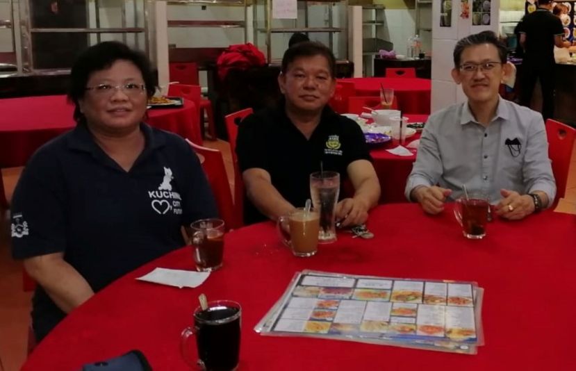 人联党峇都林当支部主席薛华东（右起），义诊筹委会联合主席陈中兴、妇女组主任兼筹委主席温燕薇市议员发布本周四再办多一天义诊。