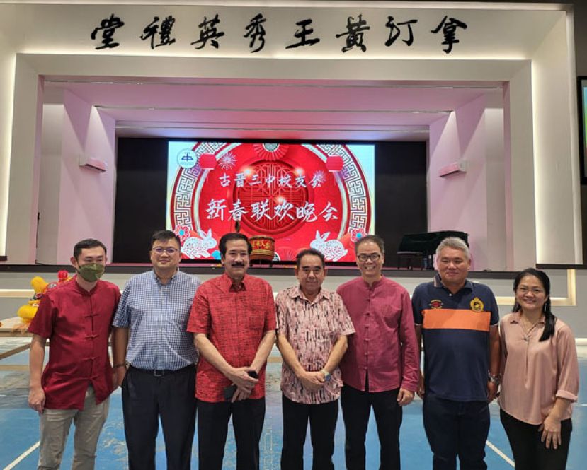 左一起为筹委会主席李闯何、永久名誉会长卢少奎、永久名誉会长拿督黄松深、永久名义顾问天猛公刘石星、三中李志鹏校长、署理会长许孝智及三中校友会会长田玉燕出席新春晚会团拜及合照。