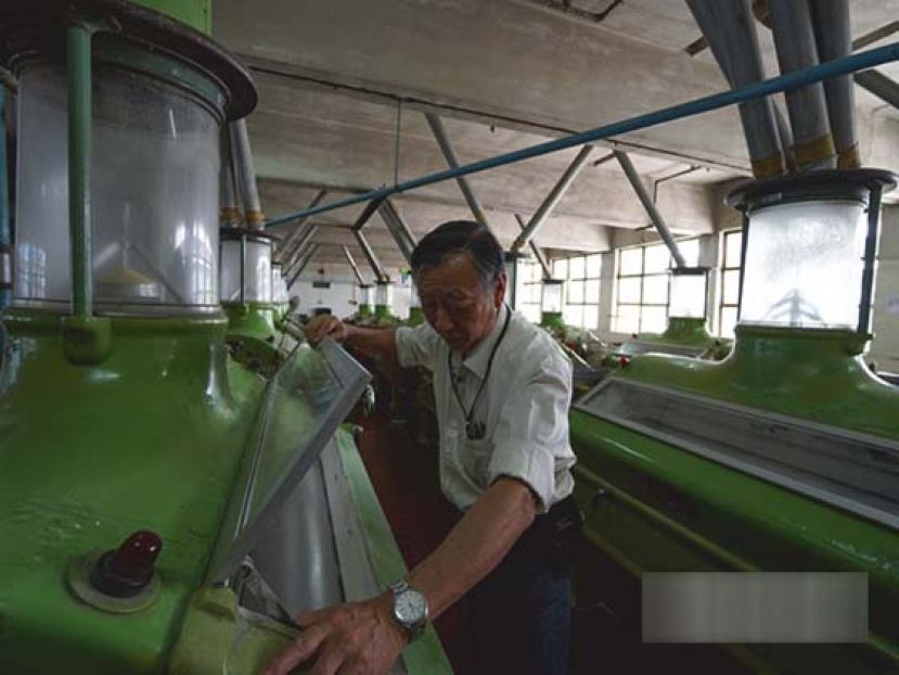 萧厂长工作了50年，他自言不是管理人才，却非常喜欢研究机器，厂内大小维修都由他一手包办。