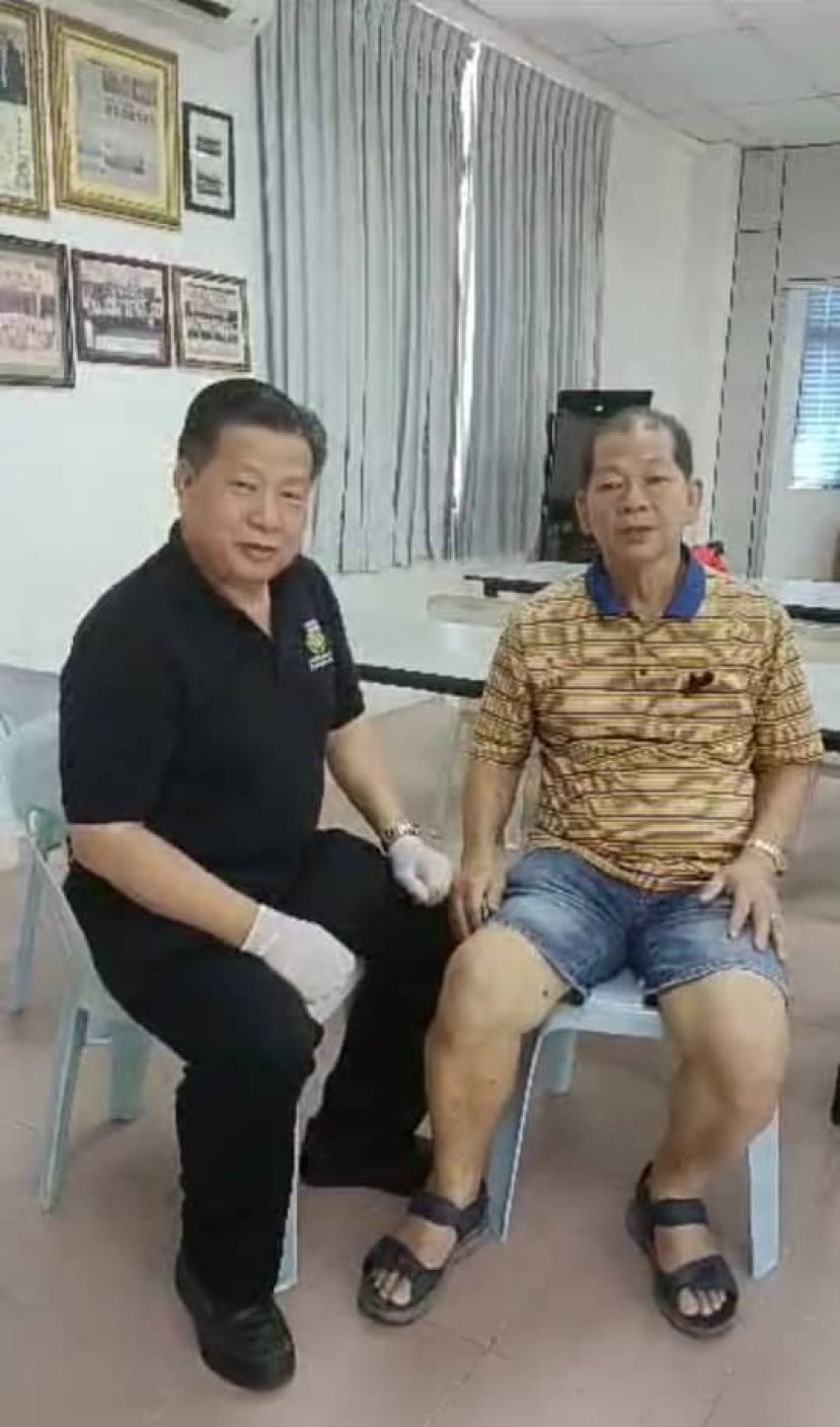 市民蔡健安（右）向在义诊把脉查出其心脏病的砂医总会长江宗兴致谢。