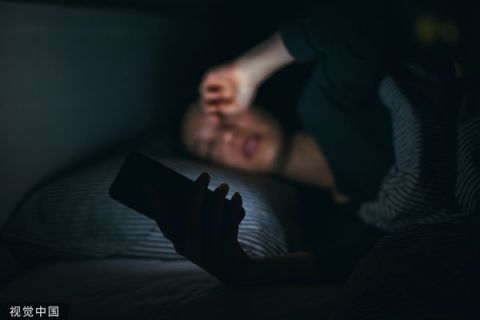 半夜醒来再也睡不著，令人感到困扰。