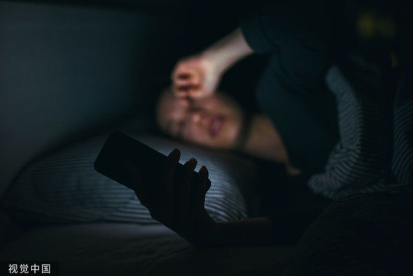 半夜醒来再也睡不著，令人感到困扰。