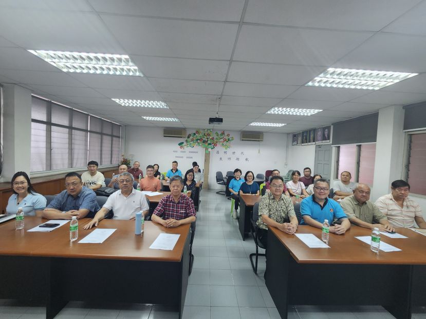 古晋中华小学校董会与砂拉越诏安会馆联合主办《许庆喜书画展》为五小大礼堂筹款，筹委会成员在古晋中华小学校董会主席拿督蔡文铎（左2起）、筹委会主席许庆喜和筹款主任拿督陈日枝的率领下举行筹备会议。