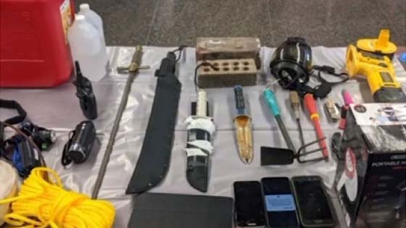 警员在可疑汽车内搜到武器。