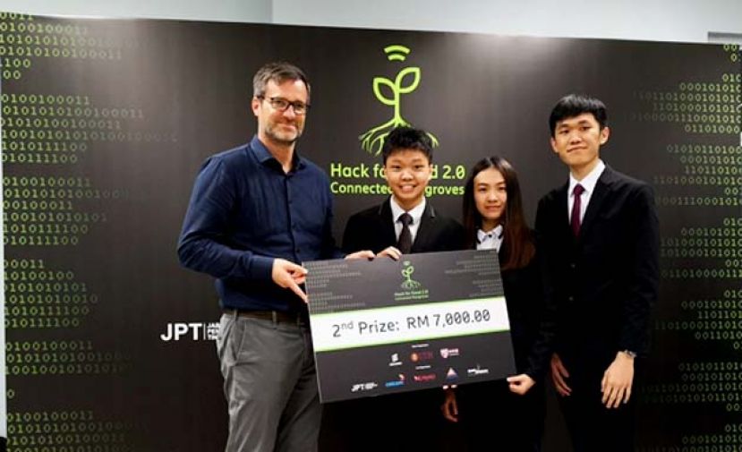 HUM MINGBIRD 4.0 队伍成员从BASF PETRONAS Chemicals有限公司董事经理Sven Crone博士（左一）手中领取模拟支票。