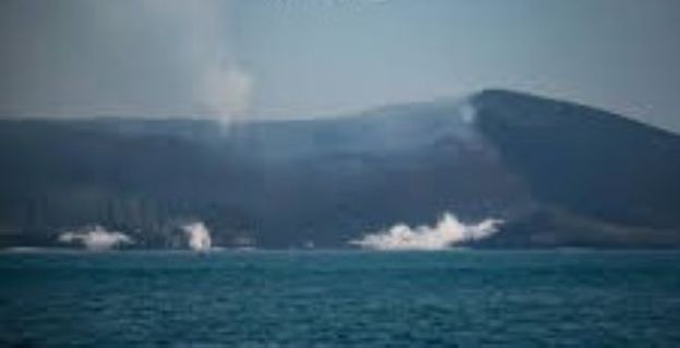 印尼火山爆发8人失踪包括5名记者 省长: 将停止搜救。