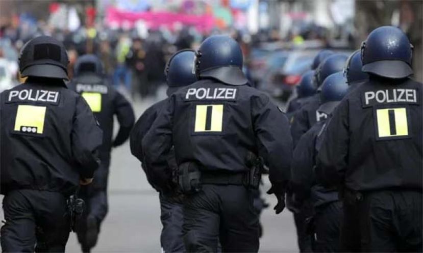 德国柏林警局外爆炸，2警员受伤。