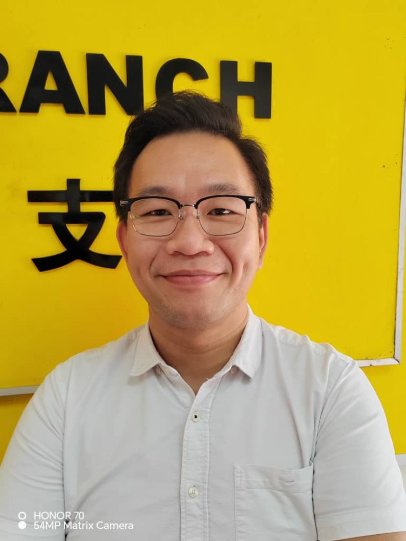 人联党古晋支部宣教兼古晋青年团秘书黄锡平。
