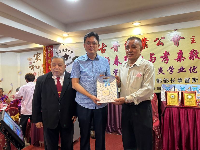 筹委会主席洪龙福（右）在主席林寿命祺（左）的陪同下，贈送紀念品予砂副总理拿督斯里沈桂賢之代表砂总理署政治秘书陳开时影。