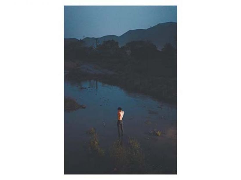 赤裸背部的男生双手紧抓肩膀，挣扎的情绪与摄影师的状态很相似。