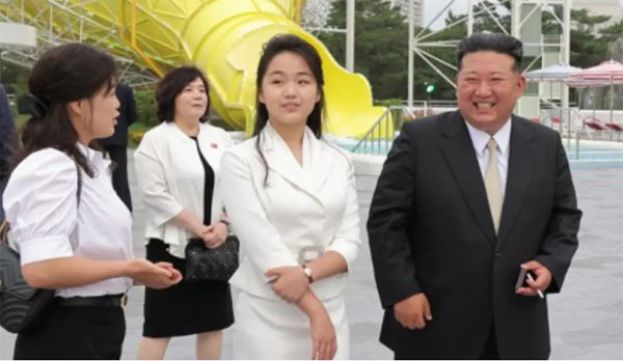 金正恩与妻女一同亮相，女儿金主爱手上的钻表引发南韩媒体讨论。