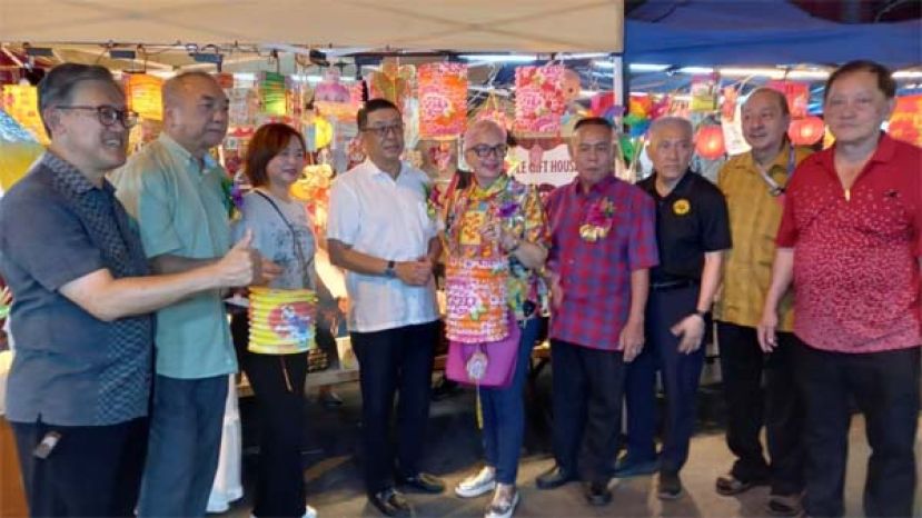 砂华总会长拿督黄良杰与夫人拿汀多娜（左4、左5）与众人提灯笼庆中秋。左起为庆典顾问兼北市行政委员薛华东、晋汉省华总总协调何晋兴、砂华总妇女部主席张慧娇；右起是筹委林顺理、秘书孙守生、筹委何健赞、筹委主席甲必丹林传政。