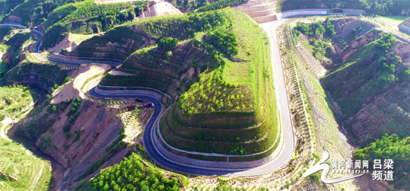 蜿蜒的黄河一号旅游公路。