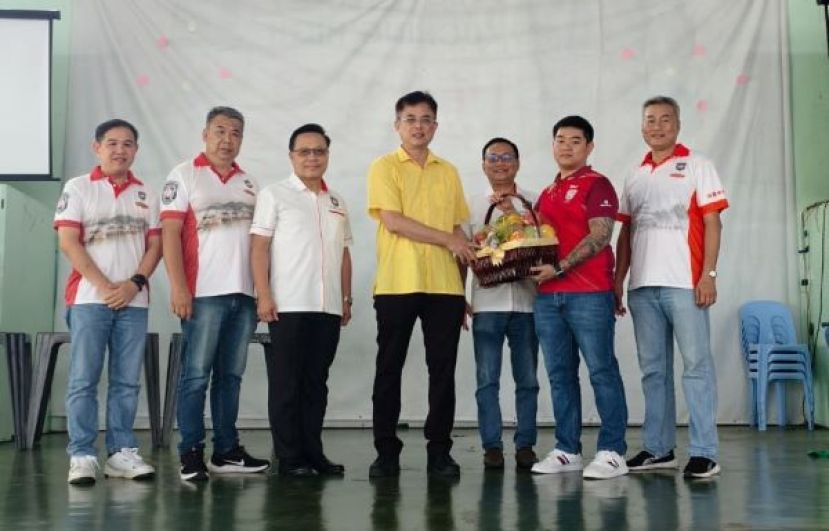 古晋潮州公会青年团副团长陈保燊(右二)赠送水果礼篮给予砂拉越副总理沈桂贤的代表巴达旺市议会主席陈开(左四)。右三为古晋潮州公会会长陈家福；左起为 古晋潮州公会青年团名誉顾问兼马潮联青团务顾问黄伟忠、古晋潮州公会教育主任兼古晋潮州公会青年团名誉顾问兼晋中校董会主席周文盛及古晋潮州公会第一副会长陈瑞光；右一为古晋潮州公会公关主任王顺文。