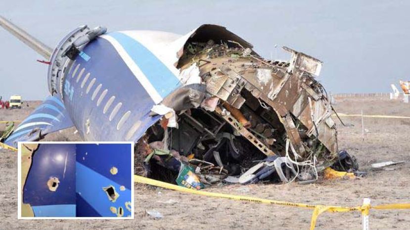 亚塞拜然航空J2-8243班机25日坠毁哈萨克。小图为机身出现疑似弹孔痕迹。