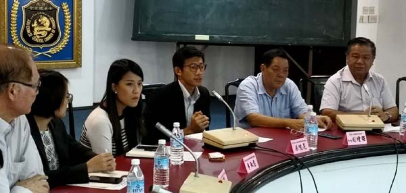 诗巫中华总商会会长拿督刘增强（右二）及新加坡企业发展局区域总监梁亿亮（右三）在交流会上。