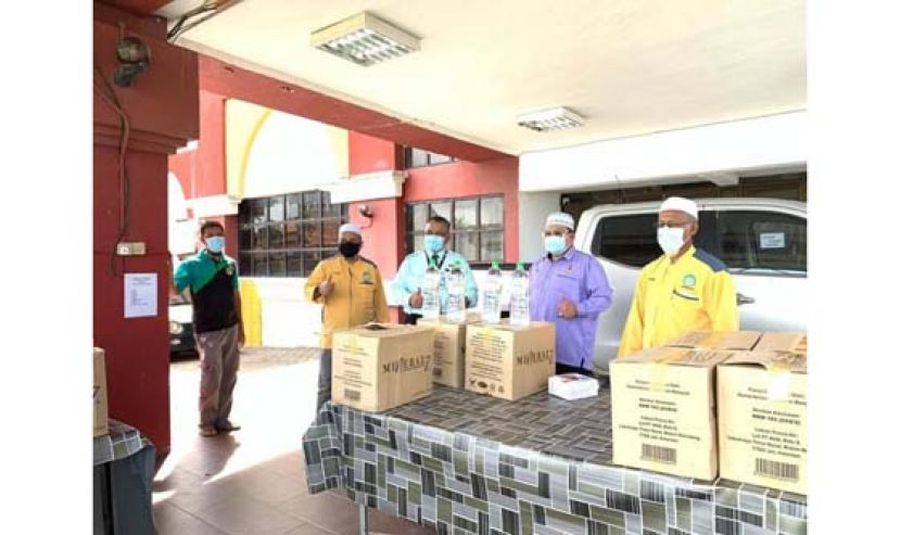 希尔米(中)将&ldquo;圣水&rdquo;送到吉兰丹隔离中心。