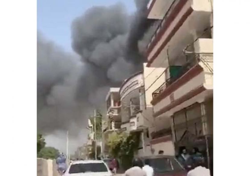 坠机现场冒出滚滚浓烟。