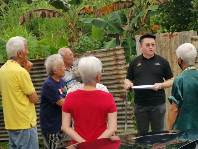 蓝立康与当地居民会面了解情况。