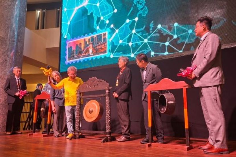 砂副总理拿督阿玛沈桂贤（右四）为2026年砂拉越急救护理大会鸣锣，以示开幕。