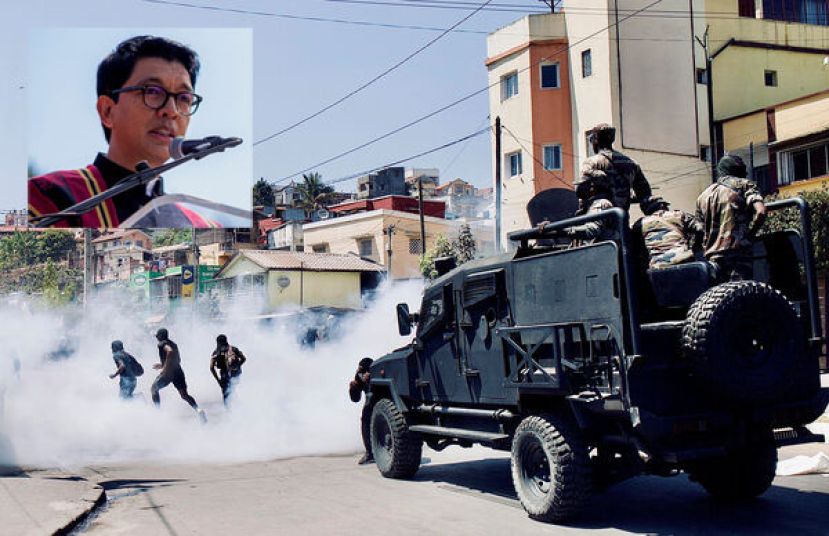 连日示威不仅演变成全国性动荡，更造成至少22人死亡、逾百人受伤。小图为马达加斯加总统拉乔利纳。