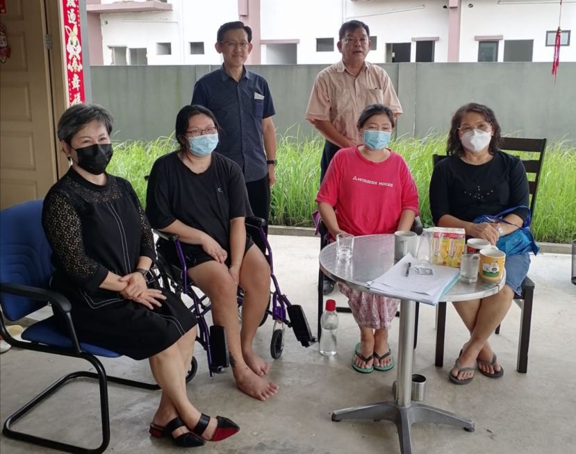 人联党峇都林当支部主席薛华东（后排左起）、副宣教陈中兴探访不幸身患顽疾姐妹花（前排中）整理申请福利部援助文件。