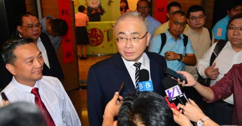 魏家祥（中）向媒体发表简单发言，即匆匆赶往皇宫。