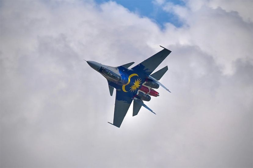 鲜艳的红、白、蓝三色搭配黄星与新月的国旗设计   最新涂装的Su-30MKM多功能战机惊艳亮相