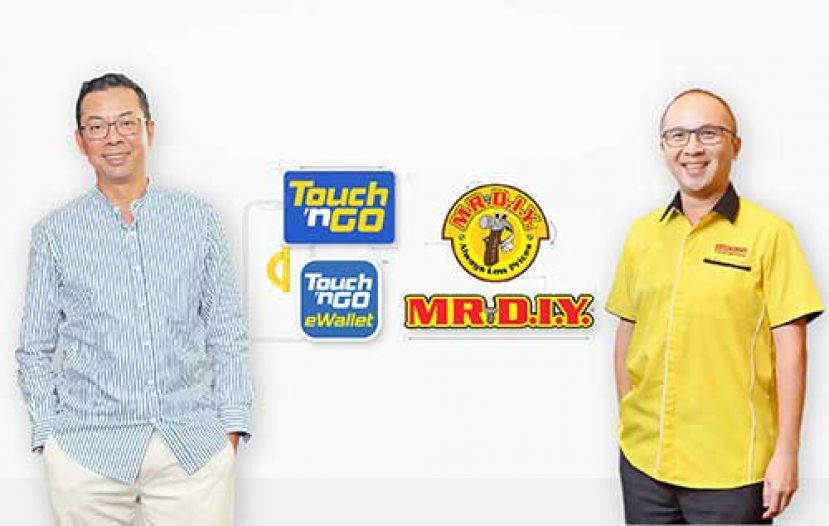 MR D.I.Y.与 Touch &lsquo;n Go 今天宣布达成战略合作,为他们的客户和用户群带来更多的好处和便利。这项合作计划即将分阶段推  行。此计划今由Touch &lsquo;n Go 集团执行长 Effendy Shahul Hamid(左)和MRD.I.Y. 执行长王萃仁(右)宣布。