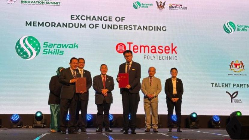砂拉越技术发展中心执行董事霍尔曼（左一）与新加坡淡马锡理工学院清洁能源研究中心主任王谷城（右三）互相交换备忘录时影。