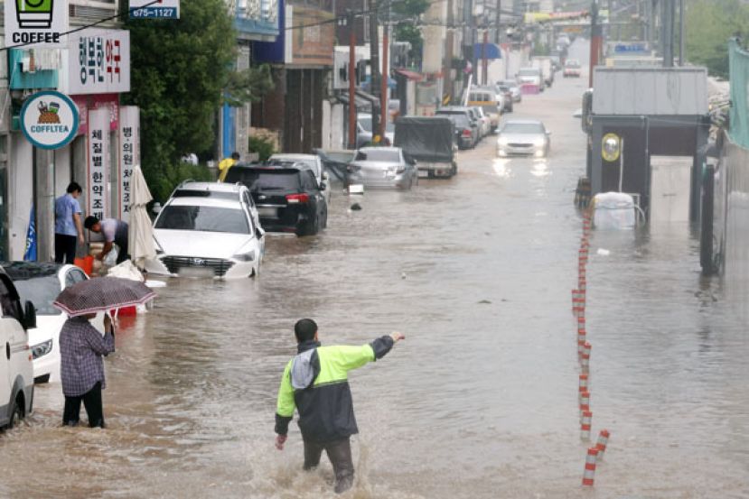 位于韩国西南部的光州广域市17日暴雨成灾，道路宛如小河。