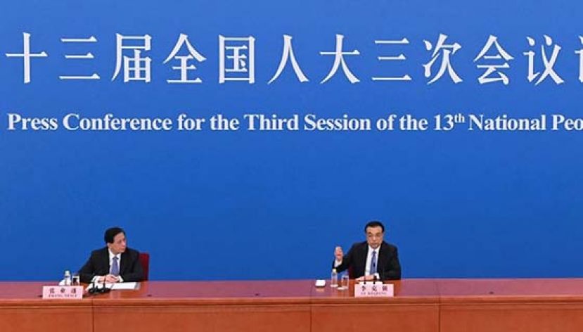 中国总理李克强（右）回答中外记者的提问。