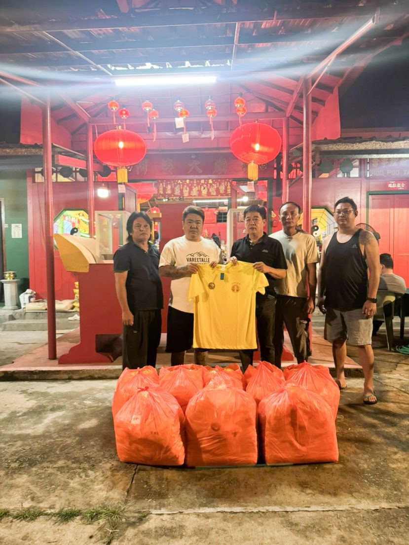 本庙主席温天鸿与出游队伍负责人吴福中移交出游制服予忠福宫主席许义华以及神事组员。