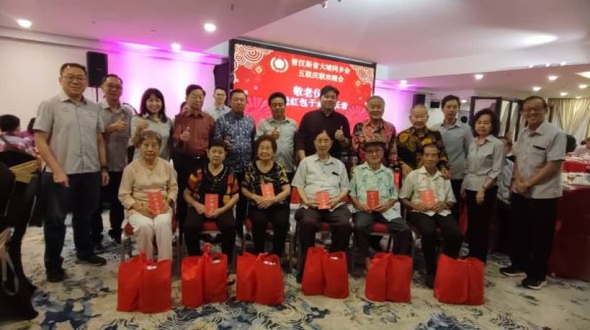 赠送最年长红包礼品环节时影。左起为筹委会主席王书暐、晋汉斯省大埔同乡会财政杨裕腾、主席罗绍凤、名誉主席李益石、署理主席蓝里安、福利主任钟永新、主宾张健仁的代表王恭宇、名誉主席杨昆贤、名誉主席钟名宝、青年团团长杨咏诒、妇女组主任罗秀燕以及秘书长丘冠华。