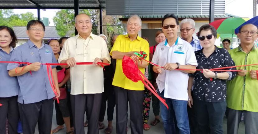 陈超耀在市长俞小珊及众市议员陪同下为罗东雨盖土产市集主持剪彩启用礼。