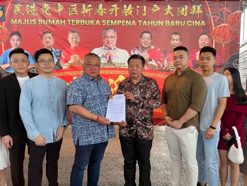 砂医总会长江宗兴（右4）移交亚洲中医技职学院多届学员毕业典礼主宾函件予拿督斯里张庆信部长（右5）与学员们合影。