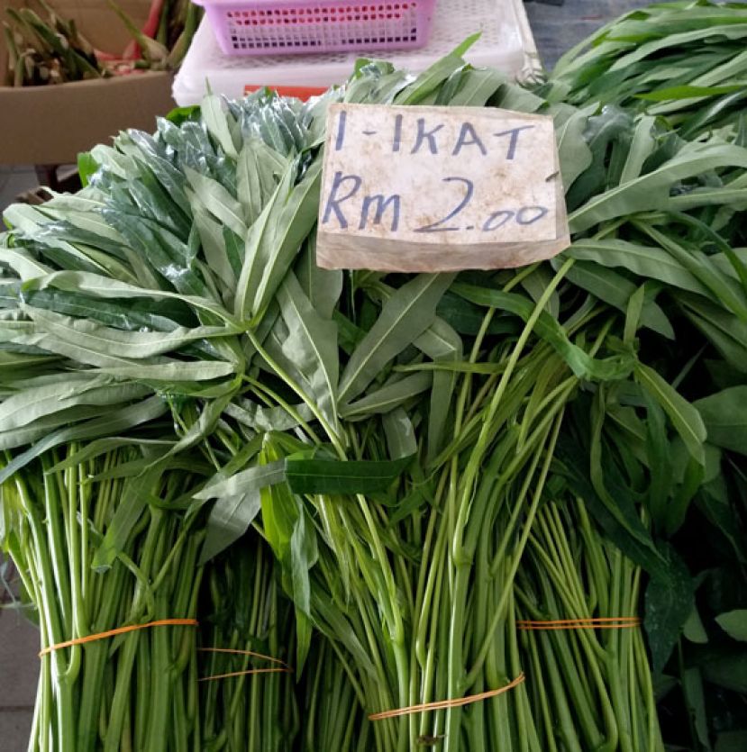 图示：菜市场可轻易买到木薯叶，一把两令吉。