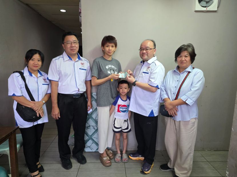 马来西亚善心组织副会长甲必丹拿督刘思乐（右2）在理事田志和（左2）的见证下，移交首笔捐款给黄奕凤。左1为善心组织古晋义工杨玲娜、右1为热心人士曾露娜。