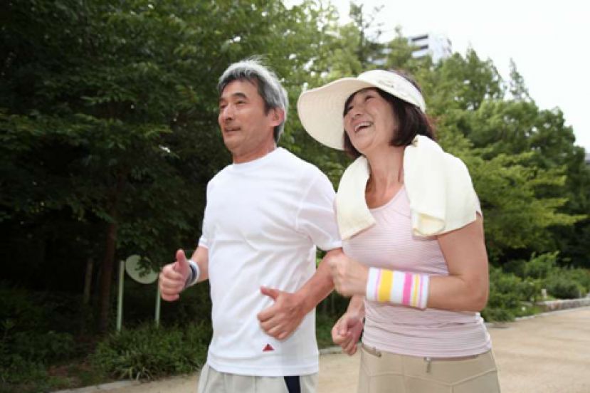 老人最好不要倒着走 恐增加心脏负担