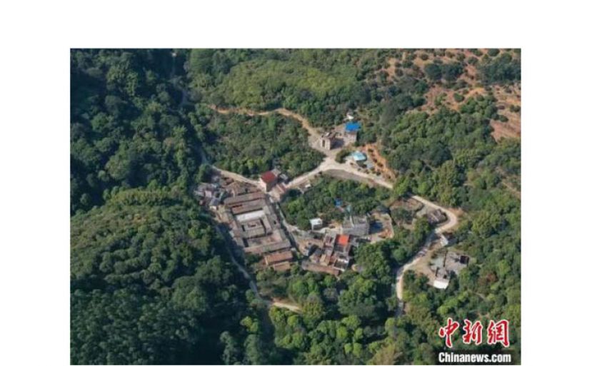 围龙屋四面青山环绕。
