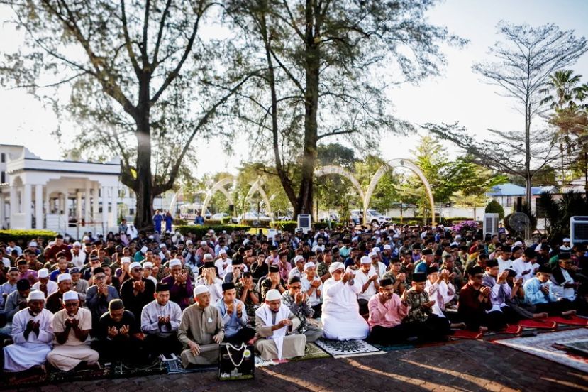 拉惹亲率千人求雨  祈求上苍降下甘霖缓解水荒