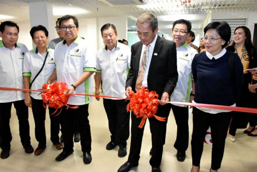 大马医总总会长黄保国教授（左三）与砂拉越会议局主席丹斯里廖麦哥多雅（右二）联合为医总在砂拉越商业活动中心设立的首个区域办事处主持剪彩开幕。