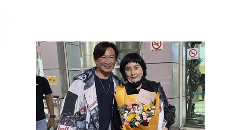 《砂拉越王公拉惹》亚洲发行代表王凯旋（左）到古晋国际机场迎接何超仪（右）和团队。