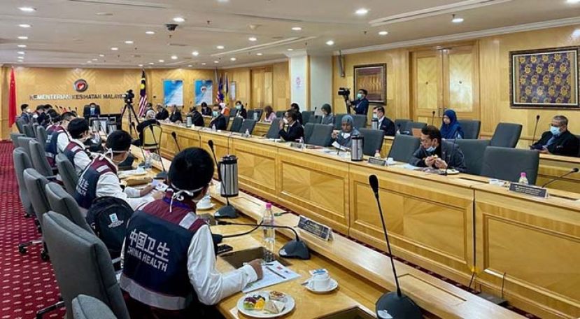 中国医疗专家与我国卫生专家及医院代表举行视频会议。