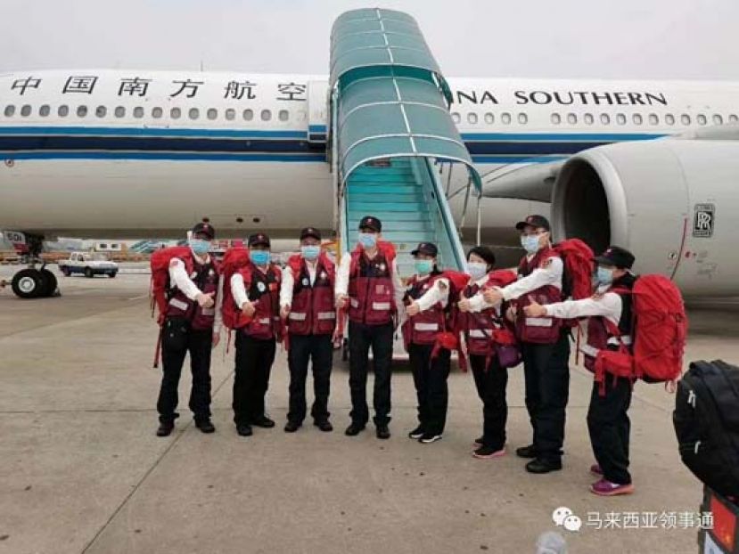 中国抗疫医疗专家8人组，4月18日在广州白云国际机场出发来马来西亚。