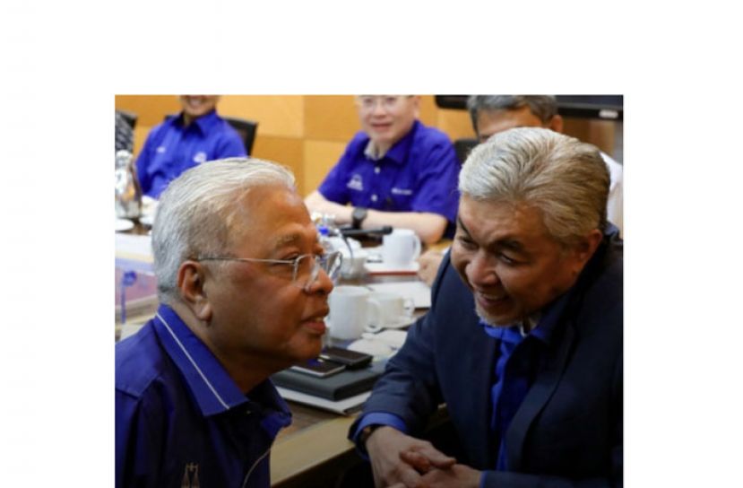 依斯迈沙比里(左)与阿末扎希(右)关系良好。