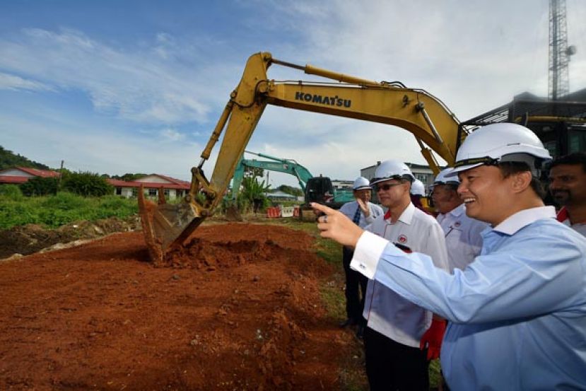 卫生部副部长李文材(左二)为新生村卫生诊所主持动土礼后，观看推动工作。(右一)为 威利莫因国会议员。