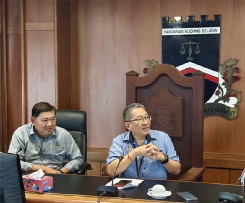 古晋南市市长拿督黄鸿圣（右）向媒体发布谈话时影。左为副市长拿督再迪苏海里。